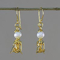 Pendientes colgantes de perlas cultivadas chapadas en oro - Pendientes Virgo de perlas cultivadas chapados en oro de 18 k de Tailandia