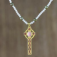 Collar con colgante de perlas cultivadas chapadas en oro, 'Alma fiel en rosa' - Collar de cruz rosa con perlas cultivadas chapadas en oro de Tailandia