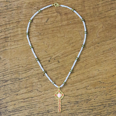 Halskette mit vergoldetem Zuchtperlenanhänger - Vergoldete Halskette mit rosafarbenem Kreuz aus Zuchtperlen aus Thailand