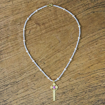 Halskette mit vergoldetem Zuchtperlenanhänger - 22 Karat vergoldete Halskette mit violettem Kreuz aus Zuchtperlen