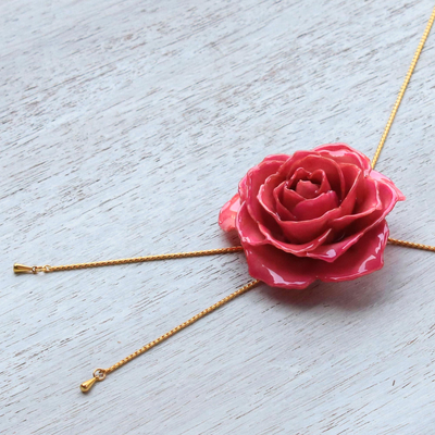 Lariat-Halskette aus natürlichen Rosen, „Gartenrose in Fuchsia“ - Lariat-Halskette aus Gold und Fuchsia-Rosen aus Thailand