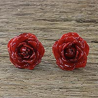 Pendientes de botón de rosa natural, 'Flowering Passion in Red' - Pendientes de botón de rosa natural en rojo de Tailandia