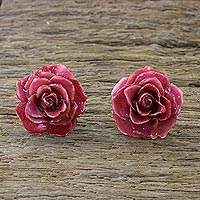 Pendientes de botón de rosa natural, 'Flowering Passion in Cerise' - Pendientes de botón de rosa natural en cereza de Tailandia