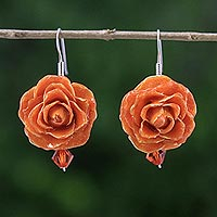 Pendientes colgantes de rosa natural, 'Floral Temptation in Orange' - Pendientes colgantes de rosa natural en naranja de Tailandia