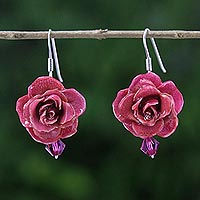 Pendientes colgantes de rosas naturales, 'Temptación floral en cereza' - Pendientes colgantes de rosas naturales en cereza de Tailandia