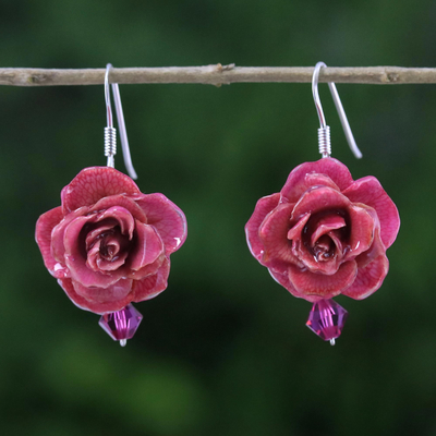 Ohrhänger aus natürlichen Rosen - Natürliche Rosen-Ohrhänger in Kirschrot aus Thailand