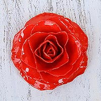 Broche de rosa natural, 'Rosy Mood in Red' - Broche de rosa natural artesanal en rojo de Tailandia