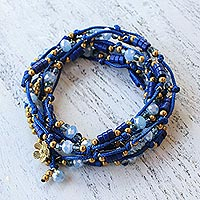 Wickelarmband mit Perlen, „Holiday Party“ – Wickelarmband aus blauem Calcit und Glasperlen aus Thailand