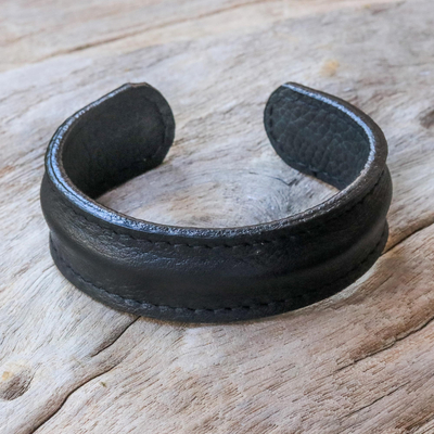 Manschettenarmband für Herren - Handgefertigtes Herren-Manschettenarmband aus schwarzem Leder aus Thailand