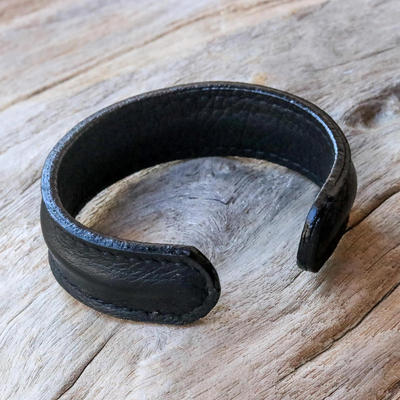 Manschettenarmband für Herren - Handgefertigtes Herren-Manschettenarmband aus schwarzem Leder aus Thailand