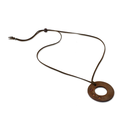 Halskette mit Karneol-Anhänger - Karneol- und Lederanhänger-Halskette aus Thailand