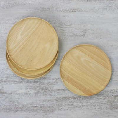 Holzteller, (4er-Set) – Vier handgefertigte runde Teller aus Gummibaumholz aus Thailand
