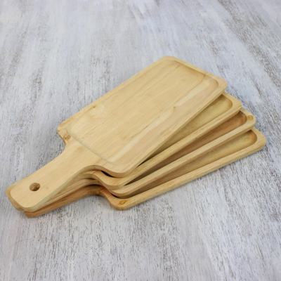 Platos de madera para servir (juego de 4) - Cuatro platos de madera de caucho hechos a mano de Tailandia