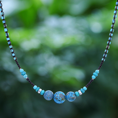 Multi-Edelstein-Perlen-Makramee-Anhänger-Halskette, „Charming Waters“ – Multi-Edelstein-Perlen-Makramee-Anhänger-Halskette aus Thailand