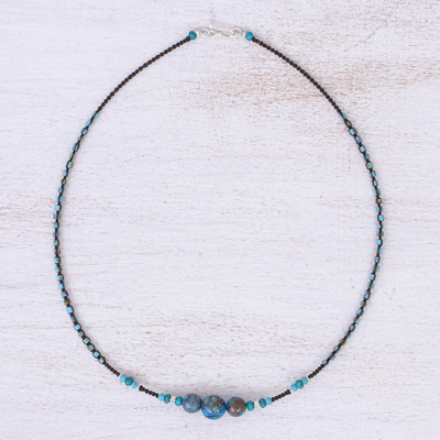 Multi-Edelstein-Perlen-Makramee-Anhänger-Halskette, „Charming Waters“ – Multi-Edelstein-Perlen-Makramee-Anhänger-Halskette aus Thailand