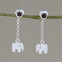 Pendientes colgantes de granate, 'Elephant Swing' - Pendientes de elefante de granate y plata de ley de Tailandia