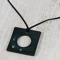 Achat-Anhänger-Halskette, „Lucky Square in Green“ – Achat- und Leder-Anhänger-Halskette in Grün aus Thailand