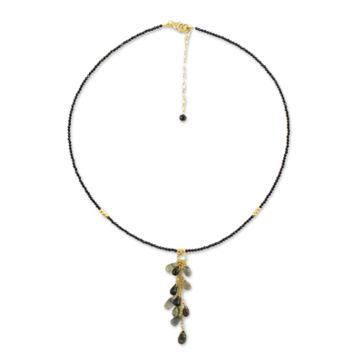 Halskette mit Anhänger aus mehreren Edelsteinen - Halskette mit Perlenanhänger aus mehreren Edelsteinen aus Thailand