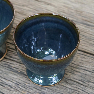 Tazas de cerámica, (par) - Tazas de té de cerámica con base azul índigo de Tailandia (par)