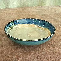 Keramik-Servierschüssel „Island“ – blaugrüne und beige Keramik-Servierschüssel, hergestellt in Thailand