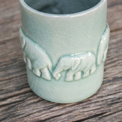 Keramikbecher - Handgefertigter Elefantenbecher aus Celadon-Keramik aus Thailand