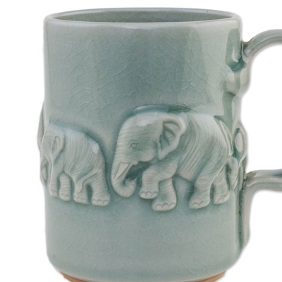 Keramikbecher - Handgefertigter Elefantenbecher aus Celadon-Keramik aus Thailand