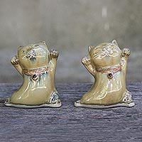 Figuras de cerámica, 'Gatos juguetones de la buena suerte' (par) - 2 figuras de gato de la suerte de cerámica amarilla fabricadas en Tailandia