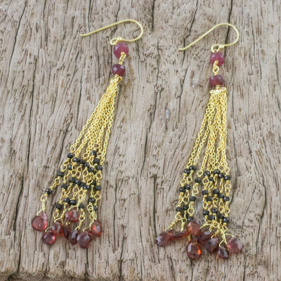 Vergoldete Wasserfall-Ohrringe aus Granat und Onyx - Vergoldete Granat- und Onyx-Wasserfall-Ohrringe aus Thailand