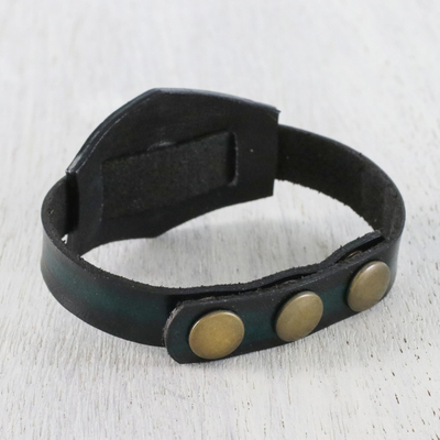 Agate and leather wristband bracelet, 'Agate Focus' - Handmade Agate and Leather Wristband Bracelet from Thailand
