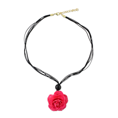 Halskette mit natürlichem Rosenanhänger - Halskette mit natürlichem Rosenanhänger in Fuchsia aus Thailand