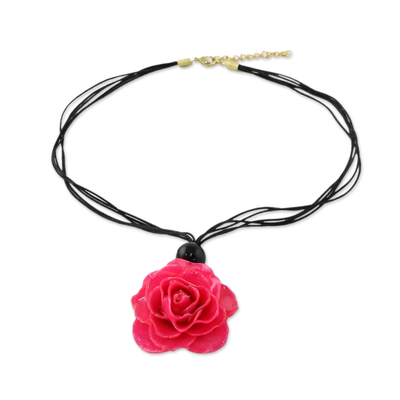 Halskette mit natürlichem Rosenanhänger - Halskette mit natürlichem Rosenanhänger in Fuchsia aus Thailand