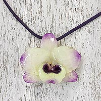 Collar con colgante de flor natural, 'Orchid Treasure' - Collar con colgante de orquídea de color amarillo pálido y morado recubierto de resina