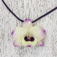 Natürliche Blumen-Anhänger-Halskette, „Orchid Treasure“ – Harzbeschichtete blassgelbe und violette Orchideen-Anhänger-Halskette