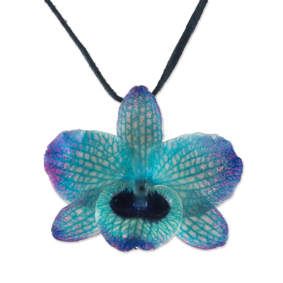Natürliche Orchidee Anhänger Halskette "Natural Feeling in Blue" - Thailändische verstellbare Halskette aus natürlichen Orchideen in Blau