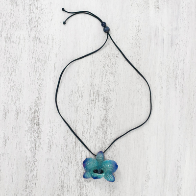 Natürliche Orchidee Anhänger Halskette "Natural Feeling in Blue" - Thailändische verstellbare Halskette aus natürlichen Orchideen in Blau