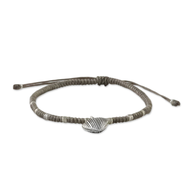 Silbernes Charm-Kordelarmband, „Ancient Heart in Grey“ - Graues Kordel-Herz-Charm-Armband mit Hill Tribe-Silber