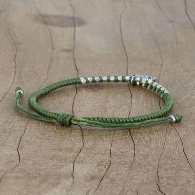 Silbernes Bettelarmband - Silbernes Om-Charm-Armband an geflochtenen grünen Kordeln