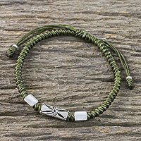 Silbernes Anhängerarmband, „Karen Triangle in Olive“ – handgeflochtenes Armband aus Olivenschnur mit silbernen Anhängern