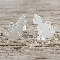 Aretes de plata de ley - Aretes con forma de gato en plata cepillada de Thai Artisan