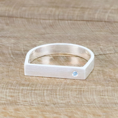 anillo de banda de topacio azul - Anillo de plata minimalista con detalle de topacio azul