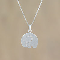 Halskette mit Anhänger aus Sterlingsilber, „Elephant Cutie“ – Durchbrochene Elefantenhalskette aus Sterlingsilber aus Thailand