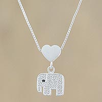 Halskette mit Anhänger aus Sterlingsilber, „Kleines Elefantenherz“ – Funkelnde Elefantenhalskette aus Sterlingsilber aus Thailand