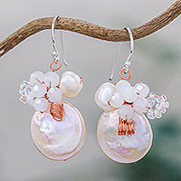Pendientes colgantes de perlas cultivadas, 'Night Glamour in White' - Pendientes colgantes de perlas cultivadas y vidrio de Tailandia