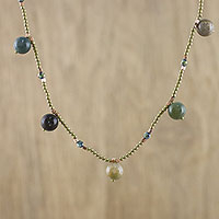 Lange Halskette aus Achatperlen, „Frische Blüten“ – Halskette aus Achat- und Messingperlen aus Thailand