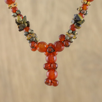 Halskette mit Karneol- und Jaspisperlen, 'Feuriger Cluster - Halskette mit Karneol- und Jaspisperlen-Anhängern aus Thailand