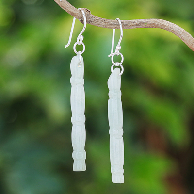 Jade-Ohrringe – Thailändische handgefertigte Ohrhänger aus blassgrüner Jade und Bambus