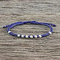 Silbernes Perlenarmband, „Hill Tribe Ultramarine“ – Ultramarinfarbenes Kordelarmband mit 950er Silberperlen