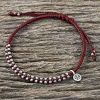 Silbernes Perlenarmband, „Bohemian Life in Crimson“ – handgefertigtes Kordelarmband in Rot mit 950er Silber