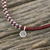 Kordelarmband aus silbernen Perlen - Handgefertigtes Kordelarmband in Rot mit 950er Silber