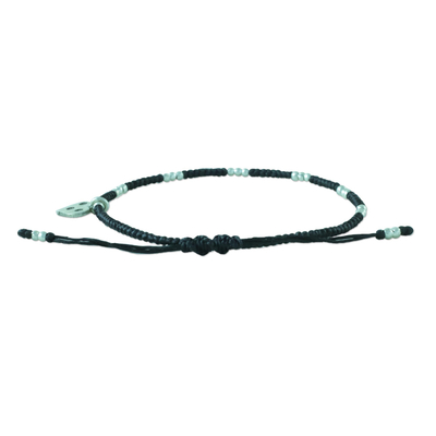 Silbernes Perlenarmband mit Kordelanhänger - Herzarmband aus 950er-Silber im Hill-Tribe-Stil mit schwarzem Kordel